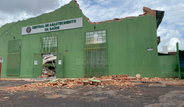 Teto de Centro de Abastecimento de Saúde desaba em Rio Verde-GO: três pessoas ficam feridas