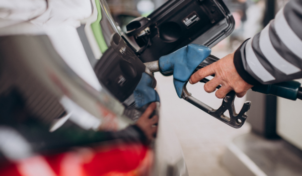 Gasolina cai em abril após seis meses sem redução
