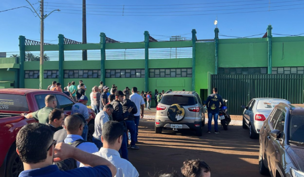 Torcida corre para garantir ingresso para a estreia do EC Rio Verde no Velosão