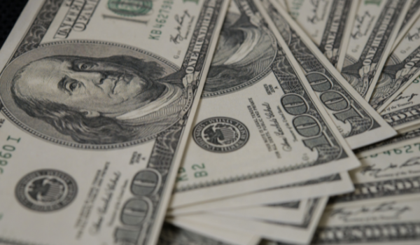 Dólar se aproxima de R$ 5,60 em meio a tensões com os EUA e incertezas no Brasil