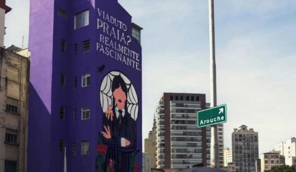 Prédio em SP é multado em R$ 190 mil por mural da Wandinha