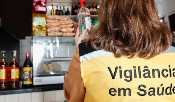 Força-tarefa apreende mais de 100 garrafas de bebida sem procedência em SP após mortes por metanol