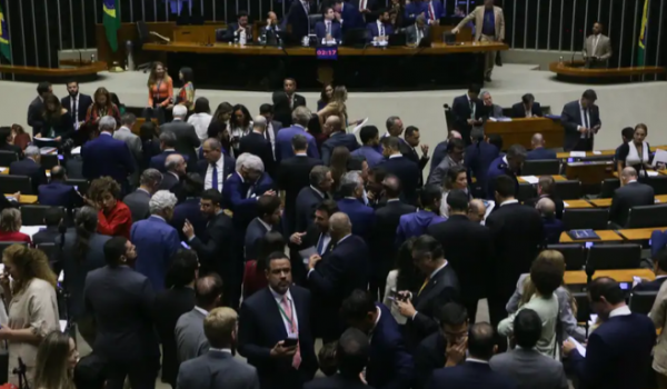 Câmara aprova isenção do Imposto de Renda para quem recebe até R$ 5 mil mensais