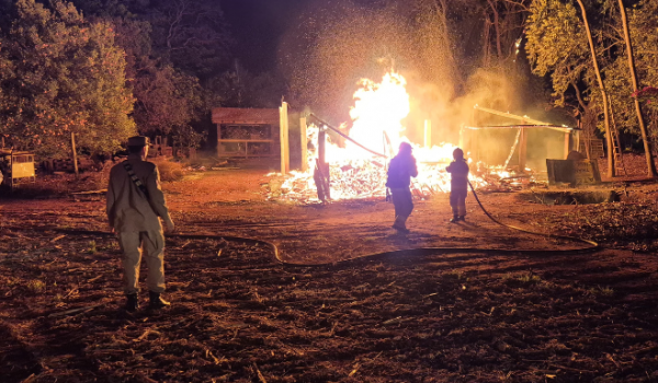 Bombeiros combatem incêndio em depósito de lenha às margens da BR-060, em Rio Verde