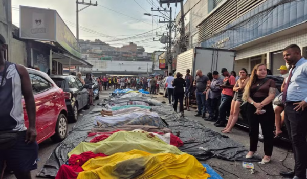 Moradores levam dezenas de corpos à praça após megaoperação no Rio; número de mortos pode ultrapassar 100