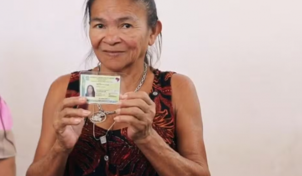 Após 70 anos, mulher conquista primeira certidão de nascimento e passa a existir oficialmente