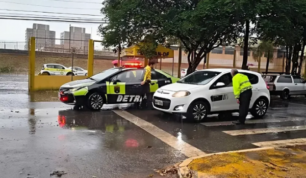 Candidato chega dirigindo para prova teórica da CNH e tem carro apreendido no DF