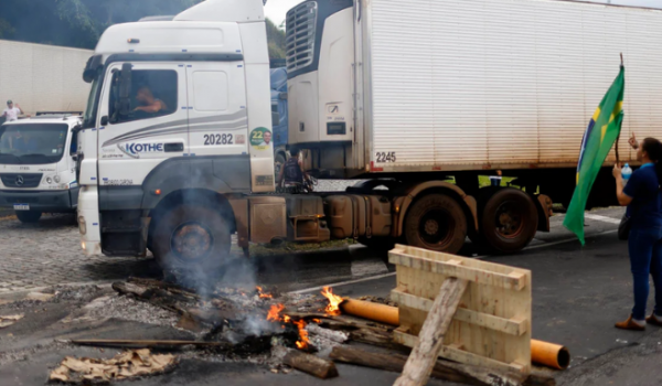 Greve de caminhoneiros não se confirma e país amanhece sem bloqueios, aponta PRF