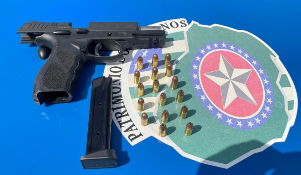 PM apreende arma de fogo em abordagem a veículo suspeito no Bairro Liberdade