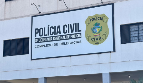 Após discussão por música alta, homem agride jovem e é preso em frente à delegacia de Rio Verde