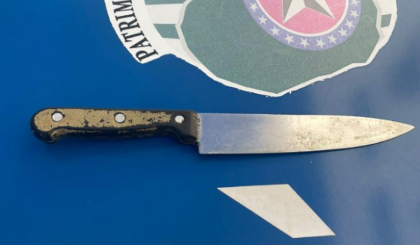 Polícia Militar prende homem armado com faca após ameaçar a própria mãe no Residencial Atalaia