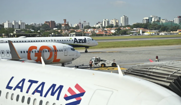 Alta do combustível faz companhias aéreas cancelarem mais de 2 mil voos no Brasil
