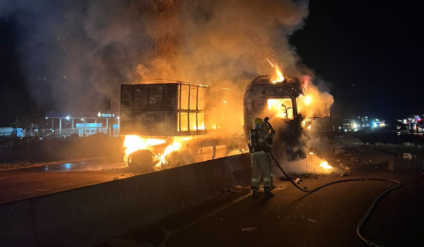 Caminhão pega fogo na BR-452 e mobiliza Corpo de Bombeiros durante a madrugada em Rio Verde