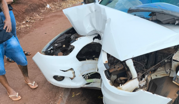 Motorista perde controle em rotatória e carro fica destruído após bater em poste no Gameleira