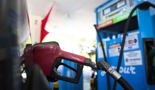 Governo fixa subsídio de R$ 0,44 por litro para conter alta da gasolina