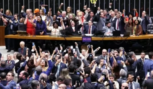 Todos os deputados federais de Goiás votam a favor da PEC que acaba com escala 6×1