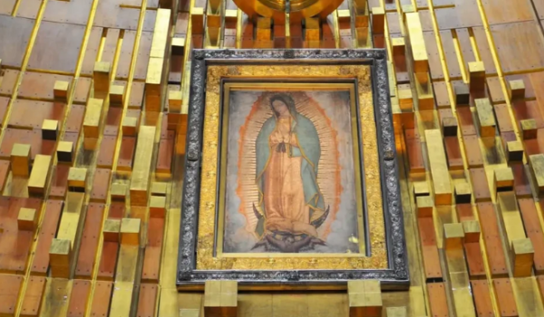 Quadro de Nossa Senhora de Guadalupe fica intacto após queda durante Totus Tuus em Goiânia