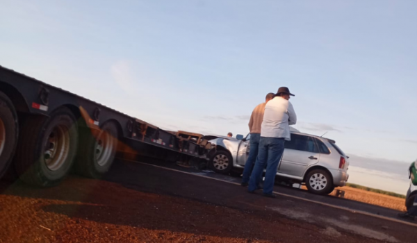 Caminhão fica atravessado na GO-210 e carro colide com veículo na rodovia