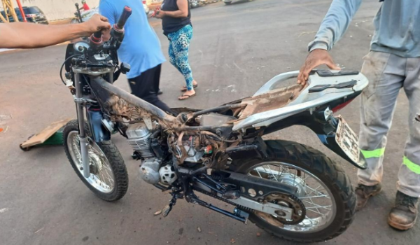 Moto fica destruída após colisão com carro e deixa duas mulheres feridas no Santo Agostinho