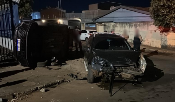 HB20 tomba após colisão e os dois motoristas ficam feridos em acidente no bairro Santa Luzia