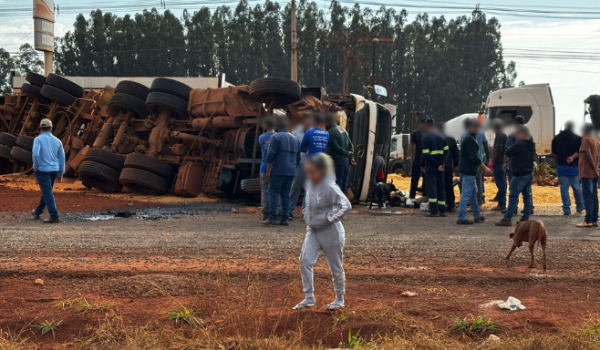Acidente entre carreta e caminhonete é registrado na GO-174, na saída de Rio Verde