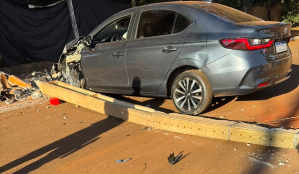 Carro bate em poste e provoca falta de energia no Setor Dona Gercina, em Rio Verde