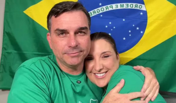 Flávio Bolsonaro apresenta proposta que promete celular e internet sem custo para mulheres