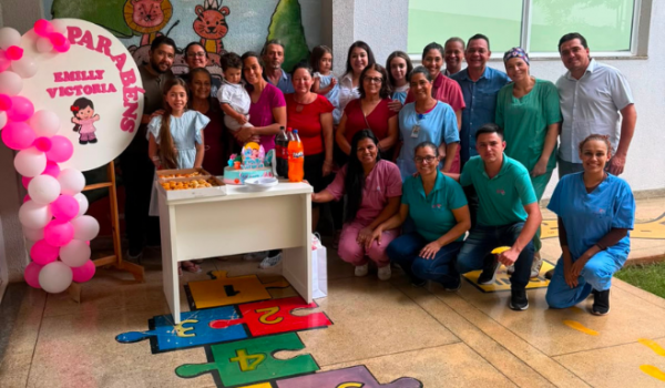 Criança vítima de picada de escorpião supera parada cardíaca e deixa UTI no dia do aniversário