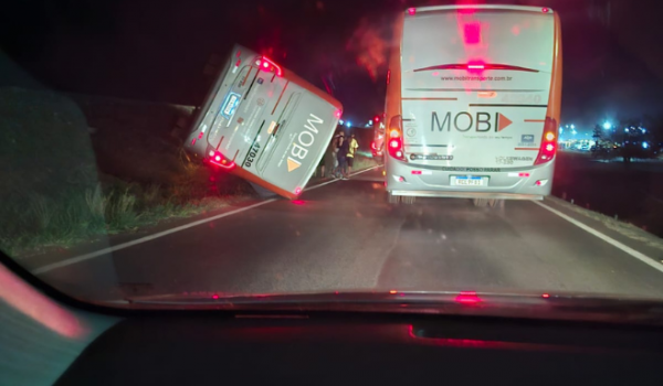 Ônibus tomba na BR-060 e deixa três feridos em Rio Verde