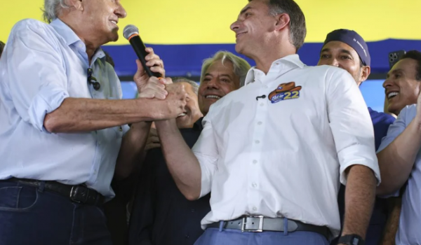 Flávio Bolsonaro diz que pretende usar força da direita no Congresso para mudar a Constituição