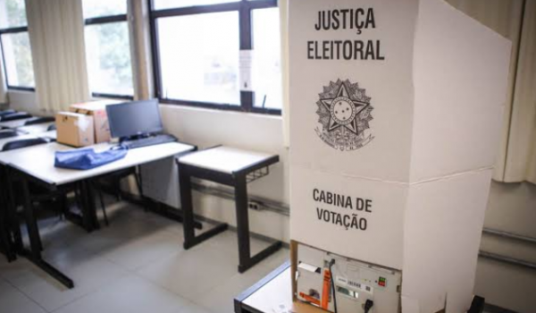 Mulher é detida após usar celular para filmar urna eletrônica durante votação em Rio Verde