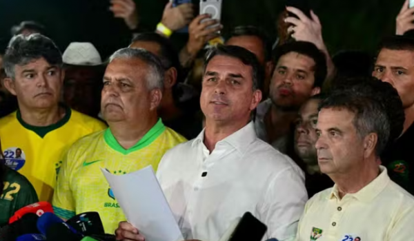 Flávio Bolsonaro não reconhece vitória de Lula e anuncia que vai pedir anulação da eleição