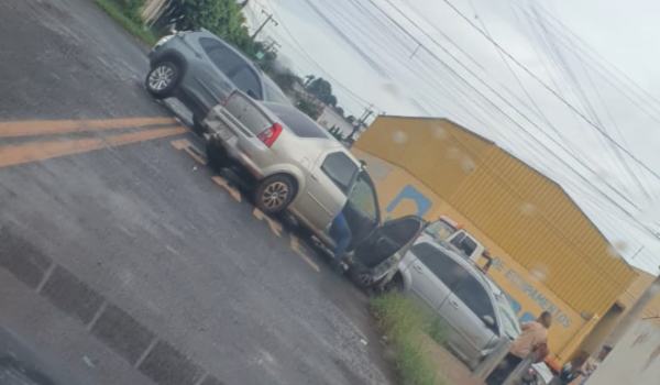 Três veículos colidem no cruzamento da Avenida JK, na Morada do Sol