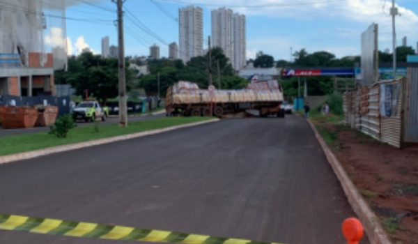 Carreta tomba parcialmente e espalha tijolos em Avenida próxima ao Parque Interlagos