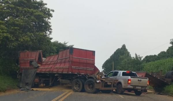 Colisão entre carretas espalha grãos e deixa trânsito lento na GO-174