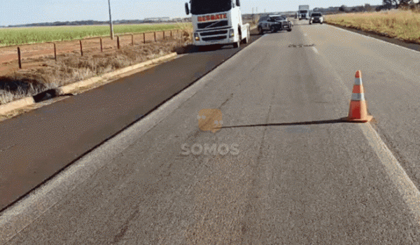 Condutor com 21 horas ao volante tomba carreta na BR-060 em Jandaia