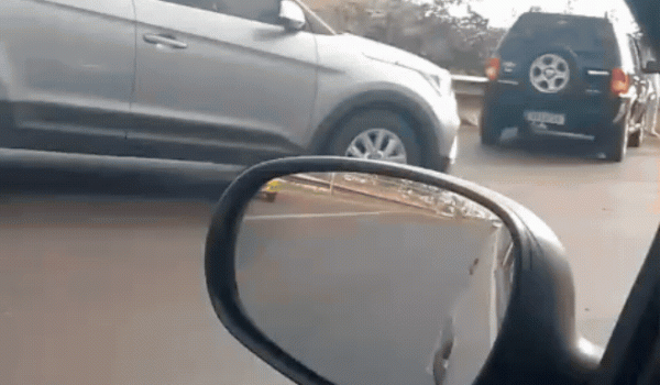 Colisão entre carros e motocicleta deixa motociclista ferido na BR-452