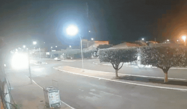 Após colidir com lixeiras e fugir, condutor embriagado é detido pela PM