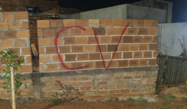 Pichações com siglas de facção levam PM a prender suspeito por tráfico de drogas em Rio Verde