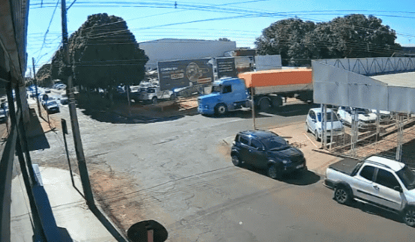 Imagens registram momento do acidente entre motocicleta e caminhão próximo ao Túnel da Gameleira