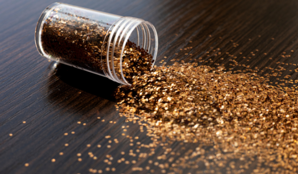 Anvisa suspende glitter culinário e folhas de ouro após identificar plástico em produtos comestíveis