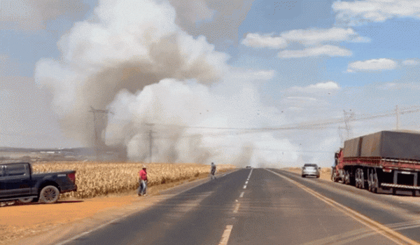 Incêndio às margens da GO-174 interdita rodovia entre Rio Verde e Montividiu