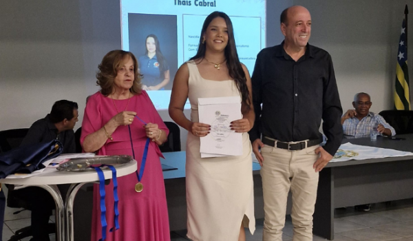 Coordenadora de Jornalismo da Rádio Líder recebe honraria do InBrasCI