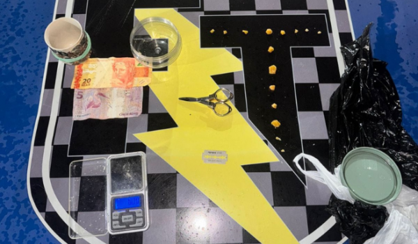 Denúncia leva PM a prender suspeito de tráfico e apreender drogas em Rio Verde