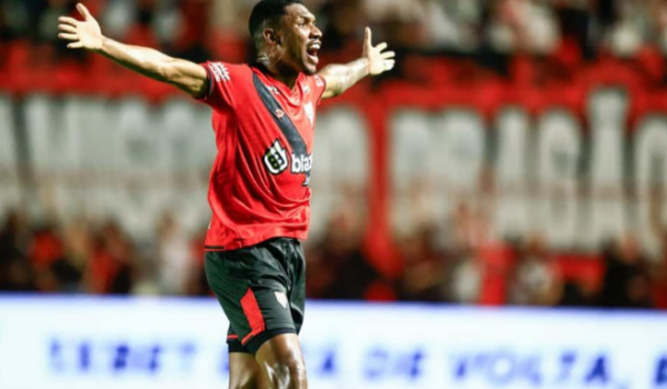 Atlético Goianiense vence a terceira seguida e embala na Série B