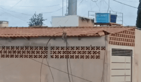 Fios caídos deixam moradores em alerta na Rua JK, na Vila Maria