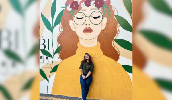De professora a muralista: artista de Rio Verde transforma paredes em obras cheias de afeto e cor