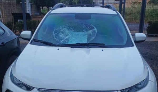 Homem invade estacionamento e destrói veículo, mas acaba preso pela PM em Rio Verde