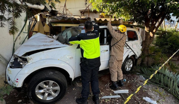 Carro invade garagem após perder o controle, na Vila Borges em Rio Verde