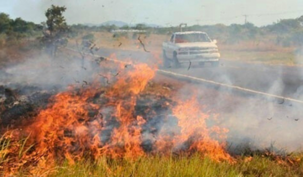 MESMO COM TEMPO SECO, POPULAÇÃO INSISTE EM COLOCAR FOGO EM LOTES BALDIOS 